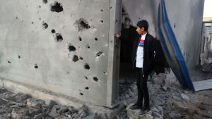 En libysk pojke undersökte en byggnad strax öster om Tripoli efter en flygattack under helgen. En libysk pojke undersökte en byggnad strax öster om Tripoli efter en flygattack under helgen.