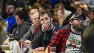 Bernie Sanders anhängare på en valvaka i Minnesota. Också på flera andra håll möttes Sanders väljare av oväntade nedslående resultat. Bernie sanders anhängare är besvikna under en valvaka i Minnesota.