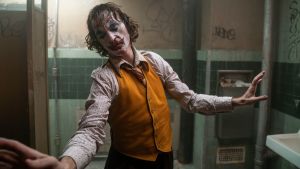 Näyttelijä Joaquin Phoenix tanssii elokuvassa Joker. Joaquin Phoenix tanssii elokuvassa Joker