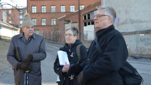 Anders Boucht, Birgitta Lång och Aimo Nyberg hoppas på många underskrifter. Tre människor, en kvinna och två män, står framför silorna i Vasa.