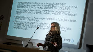 Under tisdagens presstillfälle berättade ÅUCS om det aktuella läget på sjukhuset gällande vården och coronavirusepidemin. På bild sjukhusöverskötare Tuija Lehtikunnas som berättar om konkreta åtgärder som ÅUCS vidtagit. Sjukhusöverskötare Tuija Lehtikunnas håller ett föredrag i en föreläsningssal i ÅUCS.