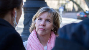 Oikeusministeri Anna-Maja Henriksson säätytalon rappusilla ennen hallituksen kokousta 19.5.2020.