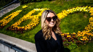 Lotta Bäck menar att Finland ligger i framkant gällande miljö- och naturtänkande inom turismbranschen. Lotta Bäck framför blommor där det står Åbo vid Aura Å.