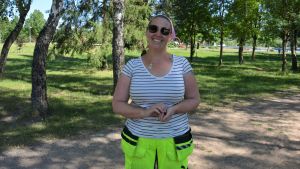 Jessica Engroos är noga med att alla i hennes arbetsteam tar korta pauser i skuggan. Jessica Engroos i skuggan i en park.