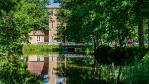 Många utländska turister brukar besöka Fiskars. Fiskarsin vanha paloasema.