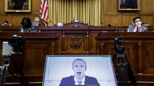 Facebooks Mark Zuckerberg utfrågades av amerikanska representanthusets justitieutskott. En skärm med Mark Zuckerbergs ansikte via videolänk i amerikanska jepresentanthusets justitieutskott.