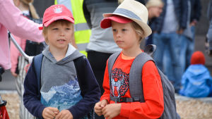Viljam och Vincent Westerlund är skickliga på matematik och ser fram emot matematiklektionerna. Närbild på Viljam och Vincent Westerlund. De har skolväskorna på ryggen och står ute på skolgården. De ser lite fundersamma ut.