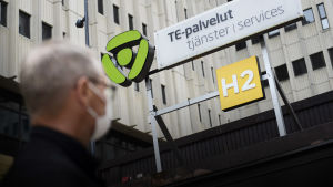 Asiakas menossa Helsingin Työllisyyden palvelutorille Pasilan TE-toimistoon 28. heinäkuuta 2020.