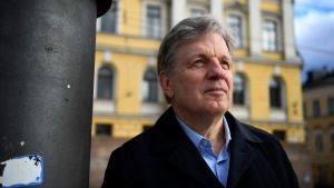 - Historien är dålig på att förutspå framtiden, men kan hjälpa att förstå nuläget, skriver Aho. En gråhårig Esko Aho står på Senatstorget framför Statsrådsborgen.