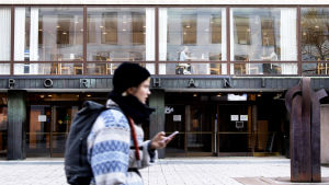 Vid Helsingfors universitet vill man satsa på att utveckla de digitala lärmiljöerna så att de skapar gemenskap och växelverkan, då studiepsykologernas resurser aldrig kommer att räcka till för att hinna träffa alla studerande. Porthania-rakennus Helsingin yliopiston keskustakampuksella.