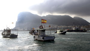 Gibraltar, längst söderut i Spanien, hör till Storbritannien sedan länge. Spanien gillar det inte, och 2013 protesterade spanska fiskare mot britternas fiskeregler i Gibraltar. Spanska fiskebåtar med flaggor seglar förbi Gibraltarklippan.