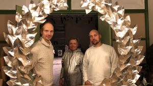 Regissören Carl Alm och dramaturgen Per Ehrström på Universum i Helsingfors. I mitten Paul Holländer som spelar Julius Caesar. Tre män tittar fram bakom en lagerkrans.