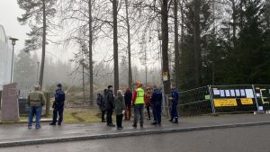 Polis hade tillkallats till platsen men de ingrep inte när aktivister tog sig in bakom stängslet. Aktivister och poliser diskuterar.