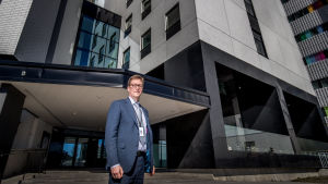 Chefsöverläkare Mikko Pietilä anser att ett stopp för flygen inte innebär ett stopp för spridningen av coronaviruset. Chefsöverläkare Mikko Pietilä står utanför Åbo universitetscentralsjukhus.