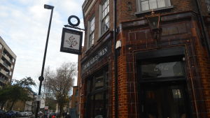 Bland annat pubar har varit stängda under nedstängningen. Bild på pub i tegel på gata i London.