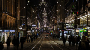 Vi människor vill alltid skapa ett bättre liv för oss själva och det innebär ofta konsumtion. Aleksanterinkadun jouluvalot 6. joulukuuta 2020 Helsingissä.
