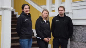 Ungdomsledaren Nadine Mannström jobbar med unga i Ekenäs medan Camilla Lindholm träffar unga på olika orter som hör till Raseborgs stad. Här är de tillsammans med kollegan, ungdomsledaren Marko Hakala som jobbar i Ekenäs. Tre ungdomsledare i Raseborgs stads svarta logojackor. Från vänster Nadine Mannström, Camilla Lindholm och Marko Hakala