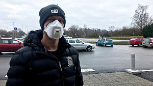 Stefan Funck tycker man kunde ta tillbaka det gamla taxisystemet. Man med munskydd vid parkering.