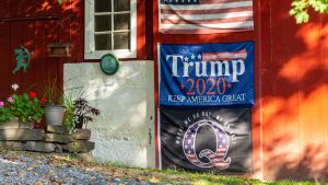 Qanonanhängarna har stött Donald Trump i vått och torrt. Plakat för Qanon och Donald Trump på en husvägg i Pennsylvania.