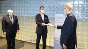 Medborgarinitiativ om elöverföringspriser överlämnas till riksdagen. På bilden från höger riksdagens biträdande generalsekreterare Timo Tuovinen, verksamhetsledaren för Finlands Egnahemsförbund Janne Tähtikunnas samt Ari Rehnfors. Medborgarinitiativ om elöverföringspriser överlämnas till riksdagen. På bilden från höger riksdagens biträdande generalsekreterare Timo Tuovinen, verksamhetsledaren för Finlands Egnahemsförbund Janne Tähtikunnas samt Ari Rehnfors.
