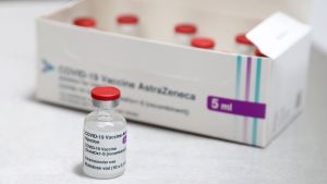 Astra Zenecas coronavaccin används redan bland annat i Storbritannien. En ampull med Astra Zenecas vaccin.