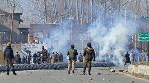 Kashmir-demonstranter kastade stenar mot indisk säkerhetspersonal nära platsen för ett skottdrama mellan misstänkta rebeller och regeringens säkerhetsstyrkor i Lawaypora-området i utkanten av Srinagar den 30 december. Kashmir-demonstranter kastar stenar mot indisk säkerhetspersonal