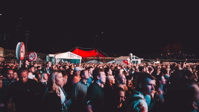 FLOW FESTIVAL 2018: Arctic Monkeys tarjosi hengästyttävän rock-show'n  Suvilahden lauantai-illassa | YleX 