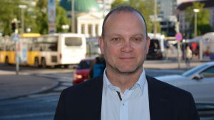 Företagaren Timo Ketonen tycker att tanken med en lätt integreringsmodell i princip är god. Entreprenören Timo Ketonen hjälper uppstartföretag att nå framgång