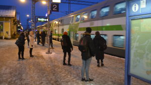 I Västnyland har röster höjts för ett kvällståg. De sena turerna föll bort då VR såg över sin trafik i samband med att Y-tågen drogs in. Tågresenärer i Karis uppskattar lägre biljettpriser.