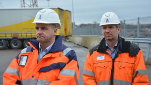 Hamndirektör Anders Ahlvik med tekniska chefen Björn Peltonen. Hamndirektör Anders Ahlvik och tekniska chefen Björn Peltonen oroar sig för logistiken.