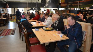 Många passade på att prova på den nya restaurangen. Invigning av ABC Pickala i Sjundeå.