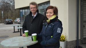 Jukka Takala och Josefin Fjäder medverkade i God morgon Västnyland på tisdagen (19.4). Jukka Takala och Josefine Fjäder utanför cafe Regatta.
