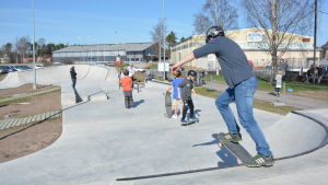 Skejtarna och graffitimålarna hade sina verkstäder vid idrottsparken i Karis. Raseborg offspring 2016.