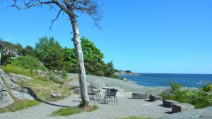 Havet är det som kanske lockar främst i Finlands sydligaste stad. Pensionat Tellinas bakgård med utsikt över havet.