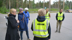 Rektor Satu Suonpää presenterar läget vid Merituulen koulu Rektor Satu Suonpää och planeringschef Minna Penttinen visar parkeringen vid Merituulen koulu.