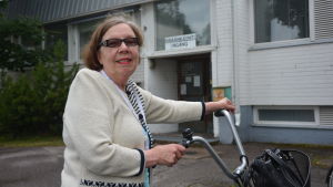 Pirjo Lange har inget emot att ett privat företag sköter läkarmottagningen i Hangö. Pirjo Lange utanför hvc-ingången i Hangö.