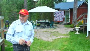 Holger Wikström säger att det finns alla förutsättningar att bo och trivas i Snappertuna. Holger Wickström utanför hostellet i Snappertuna.