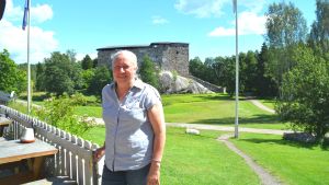 Anne Ingman har märkt av att turistmängden ökat den här sommaren. Anne Ingman vid Raseborgs slottsruiner.