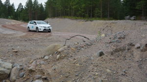 En stor sandhög mötte Yle Västnylands redaktionsbil i Mjölbolsta tidigare i somras. Ylebilen har stannat på en sandväg.
