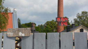 Olli Muurainen installerade en klocka som räknade dagar tills all byråkrati ligger bakom. I dagens läge är det inte långt kvar till 1 000 dagar. Grinden är stängd och klockan tickar i Billnäs bruk.