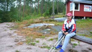 Tävlingsledare Terttu Augustson har tidigare tävlat i löpskytte och skidskytte finns fortfarande på agendan då hon slipper kryckorna. Tävlingsledare Terttu Augustson vid skjutbanan i Västerby i Ekenäs.