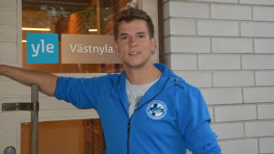 Rasmus Peterzens spelar för Lojoklubben Melanvääntäjät. Rasmus Peterzens är speluppbyggare i Finlands landslag i kanotpolo.