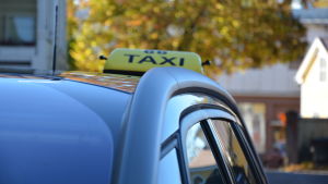 Tio i Bromarv kunde vara taxichaufförer på deltid, säger Riska. Taxiskylt på en taxibil.