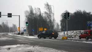 Det är bara grön pil som gäller när du viker av från Hangöhållet till Tenala. En bil kör till vänster i en korsning med trafikljus.