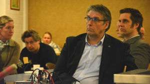 En allvarlig kommundirektör Juha-Pekka Isotupa deltog i inneluftmötet, i bakgrunden tjänstemän och experter. En allvarlig kommundirektör.