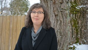 Bildningsdirektör Tina Nordman säger att många föräldrar är i kontakt gällande skoltransporter. En kvinna i svart jacka står ute vid en ek. Hon heter Tina Nordman.