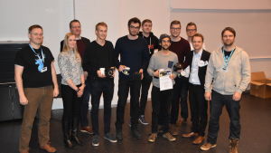 Nathan Brachotte, Ishan Regmi, Gabriel Specq, Fredrik Fagerholm, Tobias Asplund, Sebastian Bröckl, Anton Lindholm och Benjamin Österholm med årets jury. Nathan Brachotte, Ishan Regmi, Gabriel Specq och Fredrik Fagerholm vann ICT Showroom 2017 med projektet "Kill The Dj". Tobias Asplund, Sebastian Bröckl, Anton Lindholm och Benjamin Österholm vann priset "Anniversary jury".