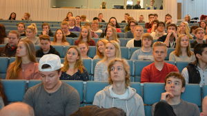 Elever från Hangö gymnasium och Hankoniemen lukio samt elever i årskurs nio lyssnade på valdebatten i finska gymnasiets auditorium. En massa elever sitter i ett auditorium i Hankoniemen lukio och lyssnar på valdebatt 2017.