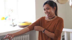 Rose är glad över att hon har jobb och inkomster. På Filippinerna tjänade hon knappt 50 dollar i veckan. Rose städar hemma hos en barnfamilj i Finland.
