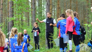 Fredric Portin på jobbet i Forsby i Pedersöre. Fredric Portin pratar till ungdomar på orienteringsläger.